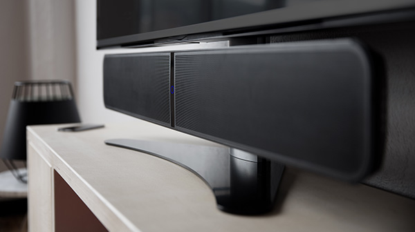 bluesound_pulsesoundbar_withtvstand_powerringdetail_wiphone_04 solid construction steel soundbar and TV mount